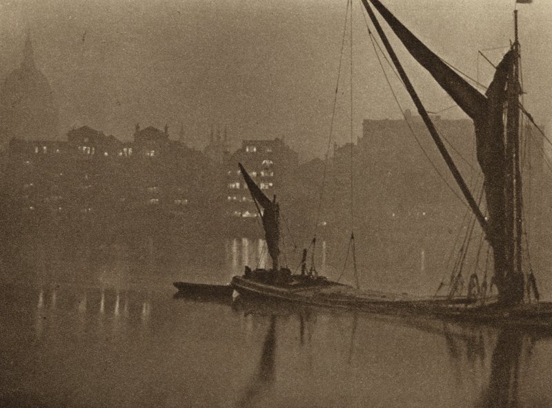 Nattens skygger faller sakte over London River (s/h-bilde) av English Photographer