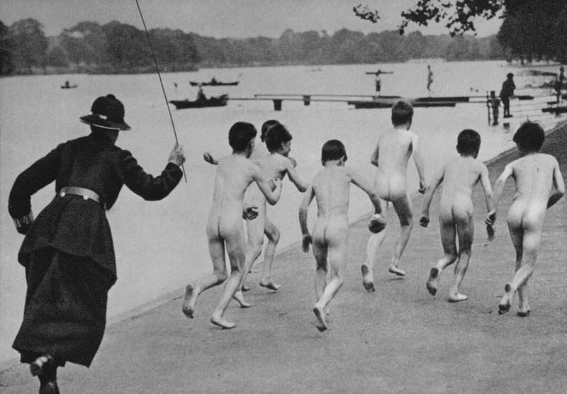 Den uvennlige gjeterinnen, en scene ved kanten av Serpentine i Hyde Park, London (s/h-foto) av English Photographer