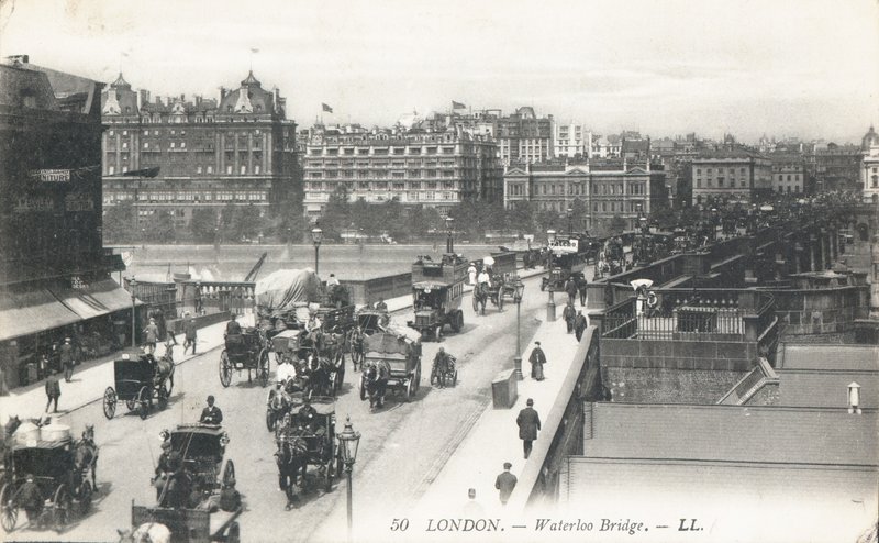 Trafikk passerer over Waterloo Bridge av English Photographer