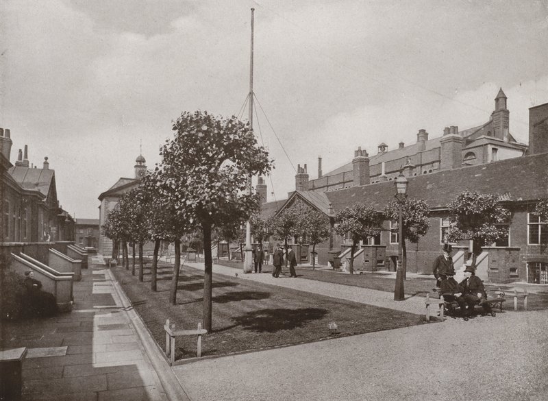 Trinity Hospital, Mile End Road av English Photographer