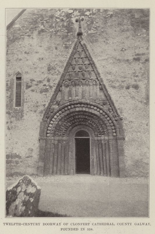 Døråpning fra det tolvte århundre til Clonfert Cathedral, County Galway, grunnlagt i 558 av English Photographer