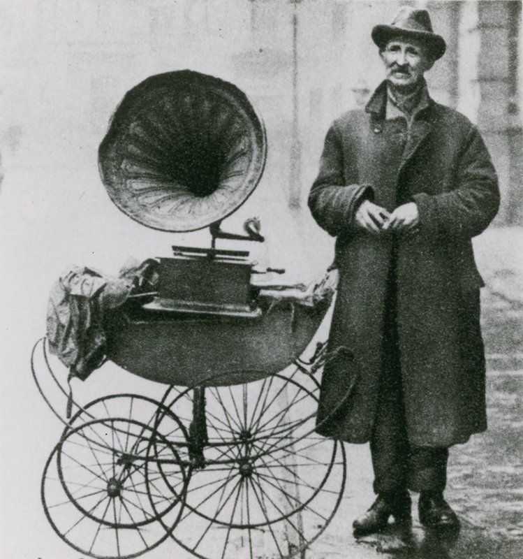 Utittel fotografi av mann med grammofon i barnevogn av English Photographer