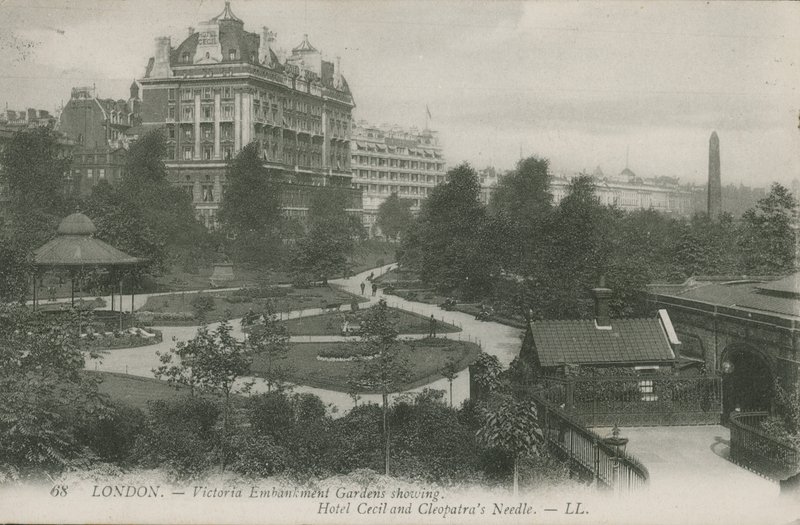 Victoria Embankment Gardens, som viser Hotel Cecil og Cleopatras Needle, London av English Photographer