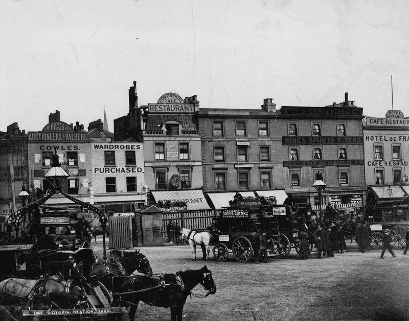 Victoria Station Yard, London av English Photographer