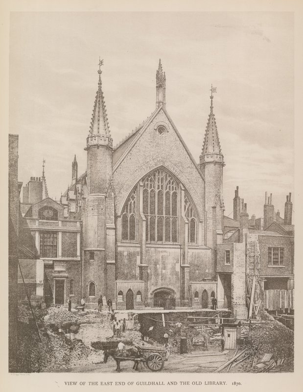 Utsikt over østenden av Guildhall, London, og det gamle biblioteket, 1870 av English Photographer