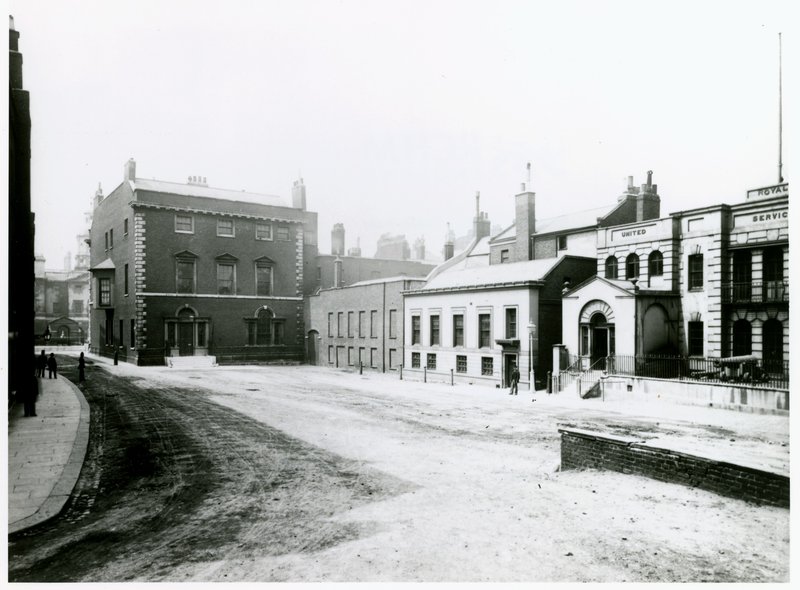 Whitehall Court or Yard, Vanbrugh House, revet 1898 av English Photographer