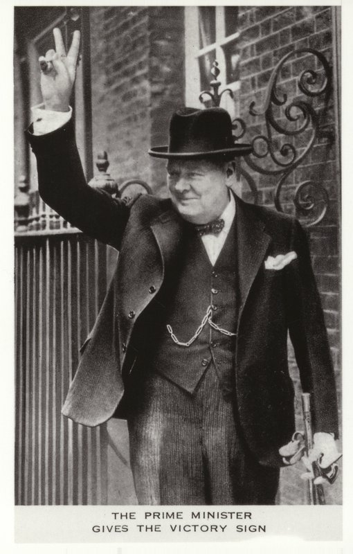 Winston Churchill lager seiersskiltet utenfor Downing Street 10, 5. juni av English Photographer