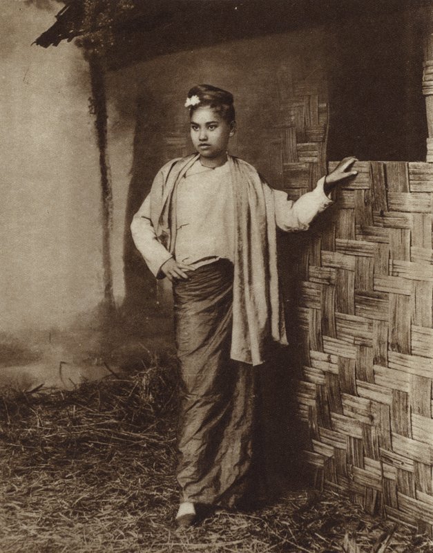 Kvinne av mongolsk avstamning i en landsby i Burma (s/hvitt-bilde) av English Photographer