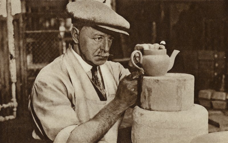 Arbeider som produserer en tekanne ved Royal Doulton-verkene, Stoke-on-Trent, Staffordshire (s/hv-bilde) av English Photographer