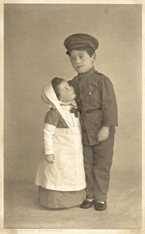 Ung jente og gutt i WW1-rollespill (s/hvitt-bilde) av English Photographer