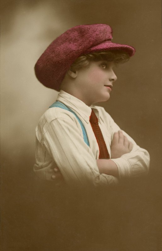 Ung jente med lue (fargebilde) av English Photographer