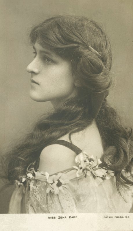 Zena Dare , engelsk sceneskuespiller og sanger (s/hv-bilde) av English Photographer