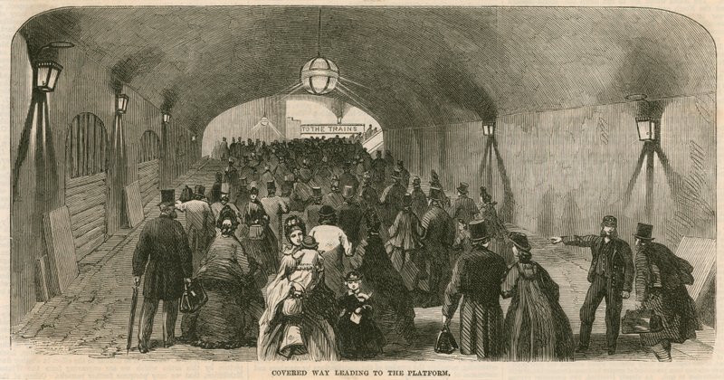 Charing Cross Station, London: Overbygd vei som fører til plattformen av English School