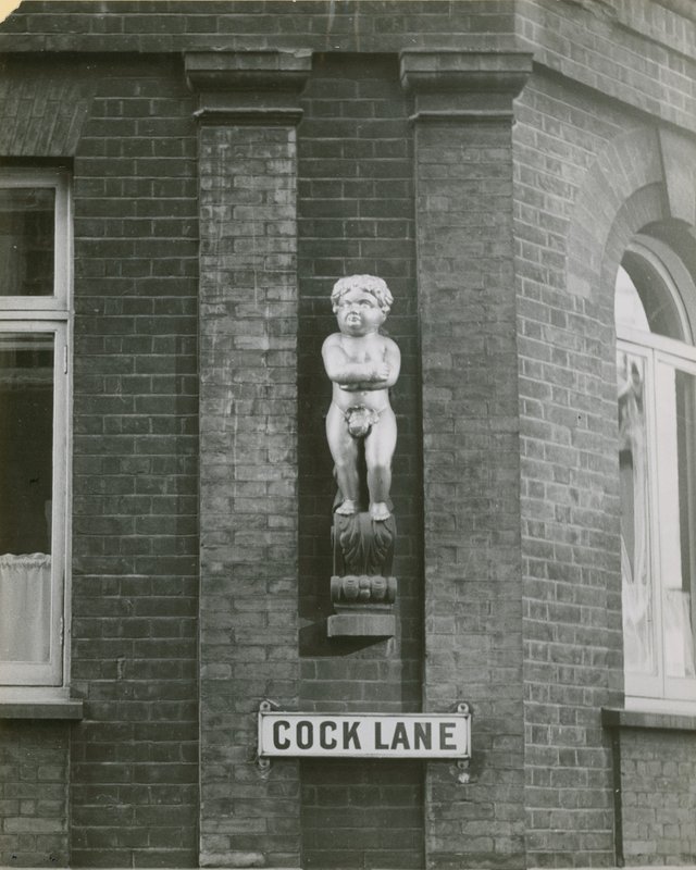 Cock Lane and the Fat Boy, eller Golden Boy, statue; fotografi av English School