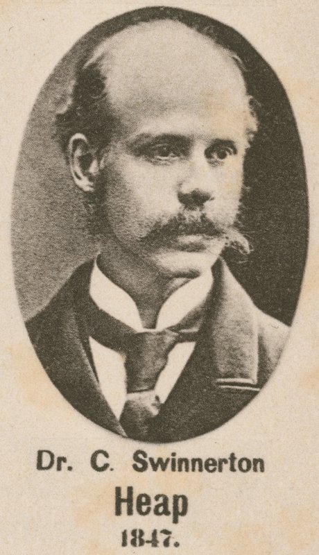 Dr C Swinnerton Heap (gravyr) av English School