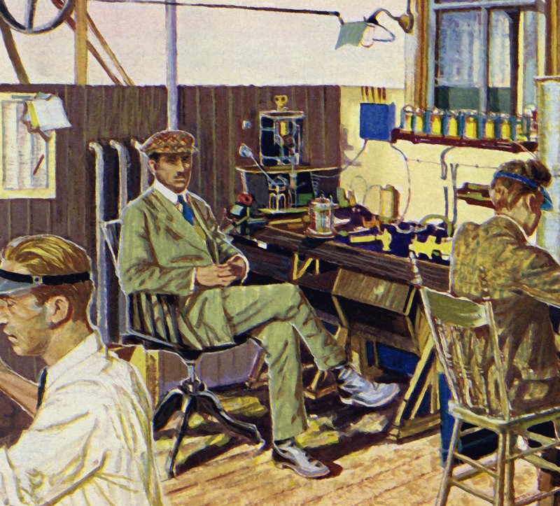 Fred Royce opprettet en fabrikk for å lage elektrisk utstyr av English School