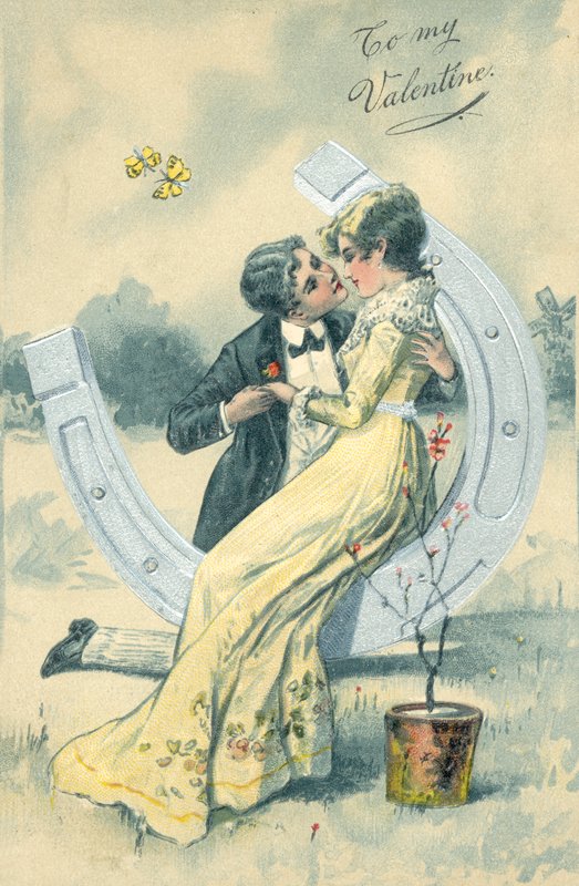 Jente og gutt, i ferd med å kysse, mens de sitter på en stor hestesko (farge litho) av English School