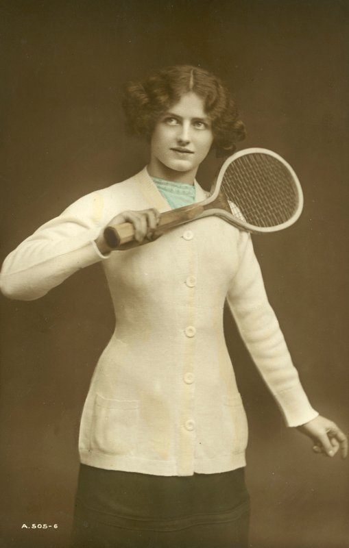 Jente som holder tennisracket (fargebilde) av English School