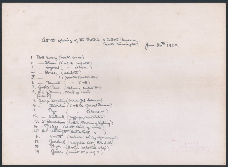 Nøkkel til et bilde av en gruppe arbeidere som presenterte adressen til kong Edward VII ved åpningen av Victoria and Albert Museum (blekk på papir) av English School