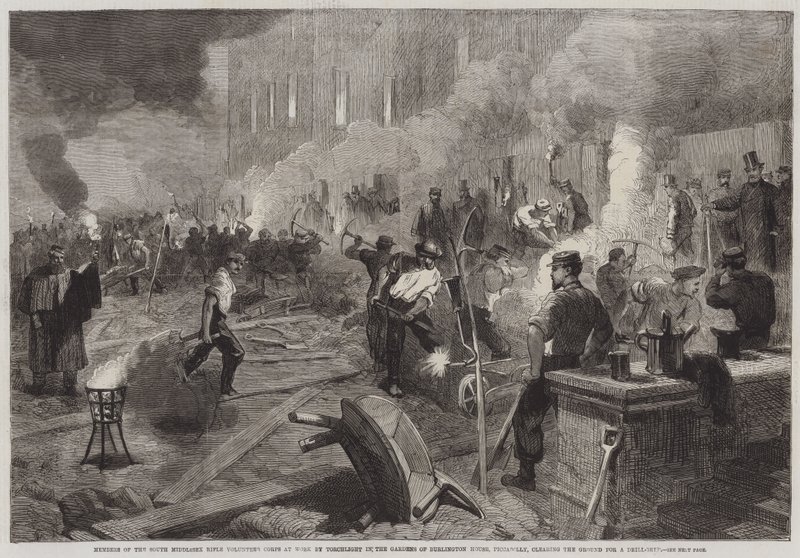 Medlemmer av South Middlesex Rifle Volunteers Corps at Work by Torchlight in the Gardens of Burlington House, Piccadilly, rydder bakken for Drill-Shed (gravering) av English School