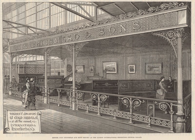 Mrs John Brinsmead and Sons stiller ut på London International Exhibition, Crystal Palace av English School