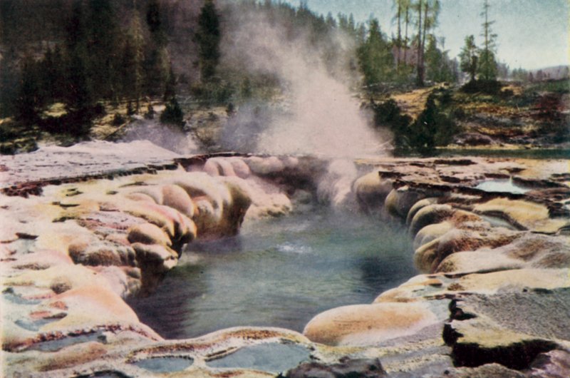 Avlang geyser, Yellowstone Park (farge litho) av English School