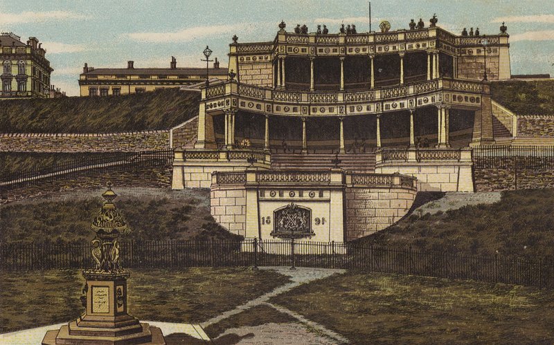 Plymouth: The Colonnade on the Hoe (farge litho) av English School