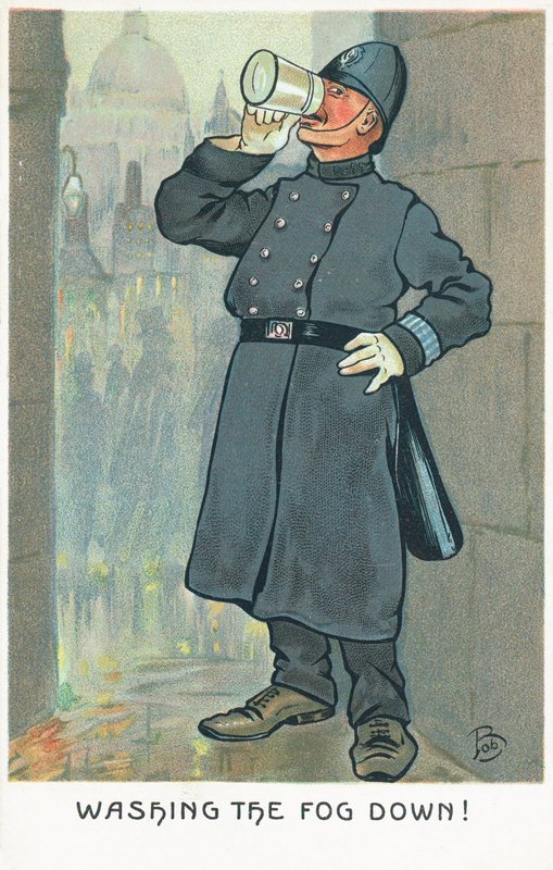 Politimann drikker av et halvliters glass av English School