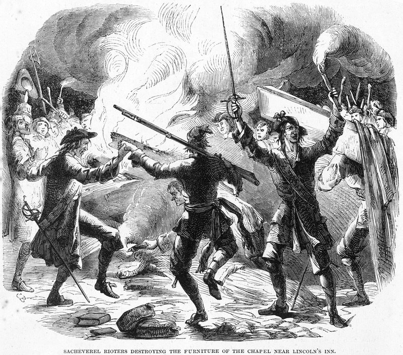 Sacheverel-opprørere ødelegger møblene til kapellet nær Lincolns Inn, London av English School