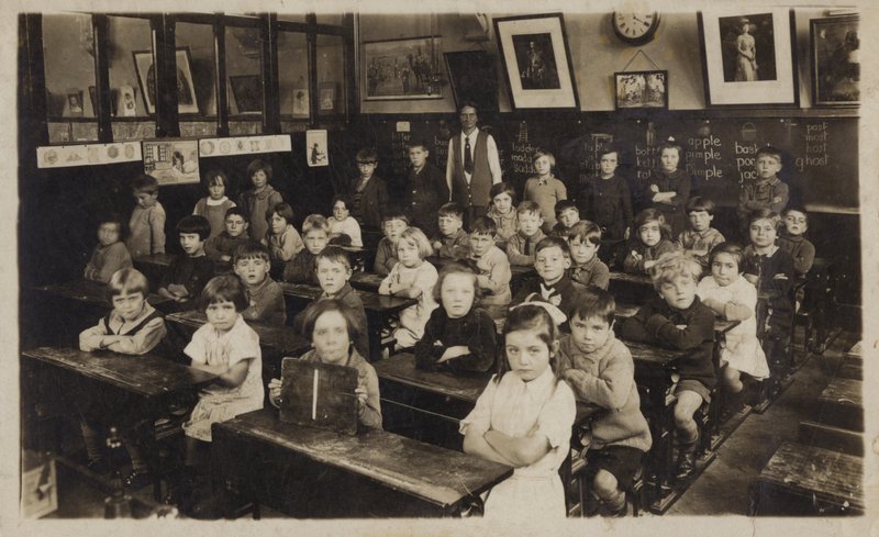 Skolebarn i klasserommet sitt (s/h-bilde) av English School