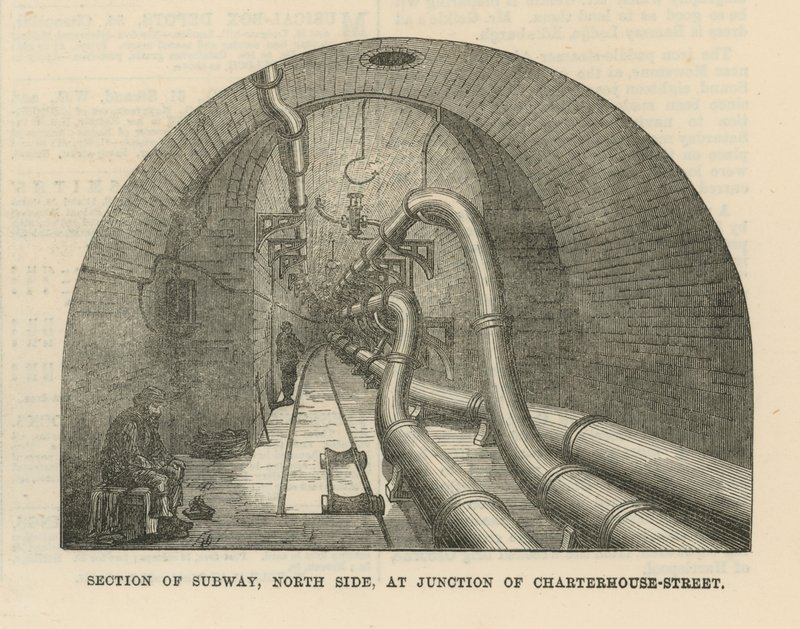 Del av t-banen, nordsiden, ved krysset av Charterhouse Street av English School