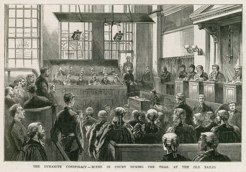 The Dynamite Conspiracy, scene i retten under rettssaken ved Old Bailey av English School