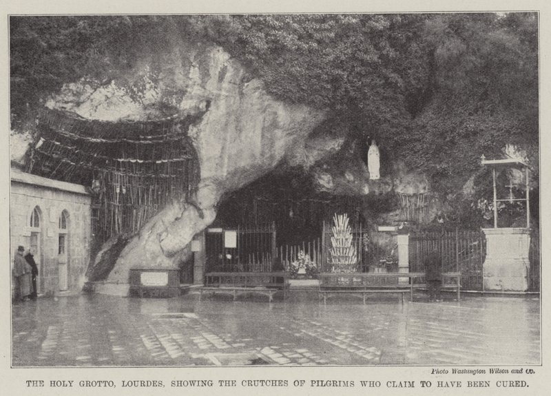 Den hellige grotte, Lourdes, som viser krykkene til pilegrimer som hevder å ha blitt helbredet (gravering) av English School