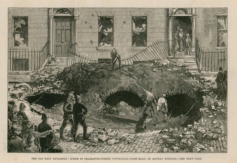 Hovedgasseksplosjonen: scene i Charlotte Street, Tottenham Court Road, mandag kveld av English School