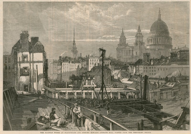 Jernbanen fungerer ved Blackfriars og åpner seg mot Ludgate Hill, London, sett fra den midlertidige broen av English School
