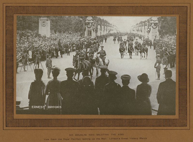 Seiersfeiring i London i 1919, Sir Douglas Haig hilste kongen (s/hv-bilde) av Ernest Brooks