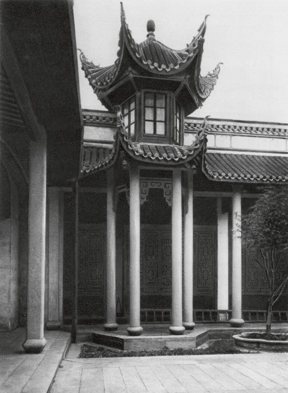 Changshafu, Chen kia tze tang, Hunan, Chen-familiens forfedretempel, klokketårn i hovedgården (s/h-bilde) av Ernst Boerschmann