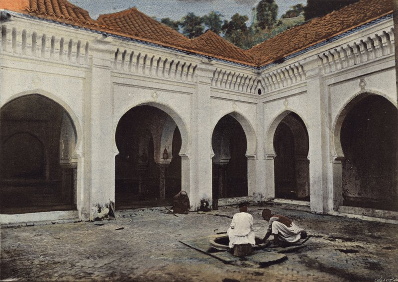 Gårdsplassen til Sidi-El-Haloui-moskeen, i Tlemcen av European Photographer