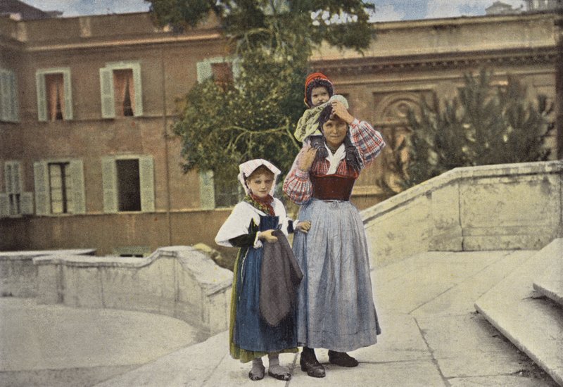 Roma, familie som går opp til treenigheten på fjellet av European Photographer