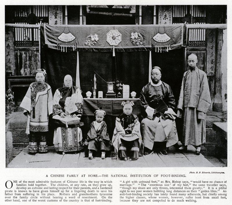 En kinesisk familie hjemme, National Institution of Foot-Binding (s/hvitt-bilde) av European Photographer