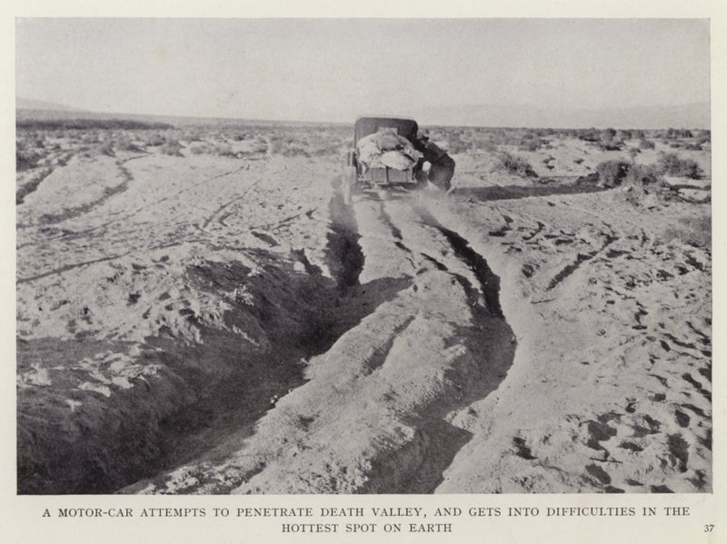 En bil prøver å trenge gjennom Death Valley, og kommer i vanskeligheter på det varmeste stedet på jorden (s/hvitt-bilde) av European Photographer