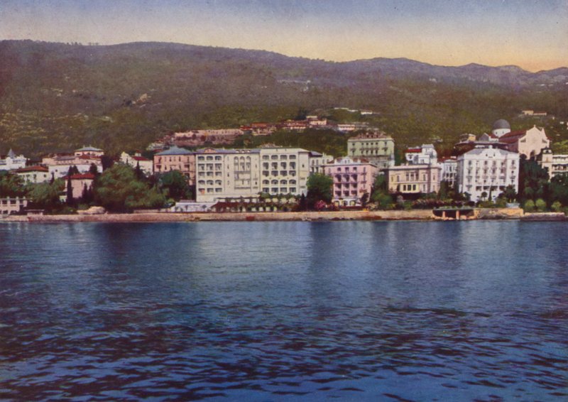 Opatija, nå Opatija i Kroatia: Panorama fra havet med utsikt over Pension Breiner, Hotel Residenz, Hotel Savoy og Villa Jeanette (bilde) av European Photographer