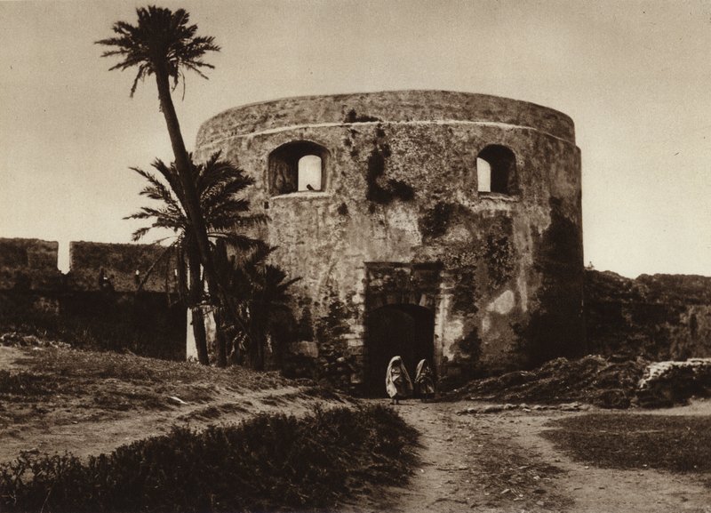 Arzila, Gateway i bymuren (s/hvitt bilde) av European Photographer