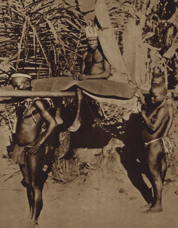Sjef for en afrikansk pygmé-stamme som bæres på et kull (s/hvitt-bilde) av European Photographer