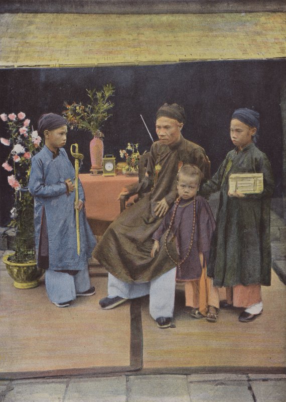 Guvernør Dao-Tan og hans barn av European Photographer