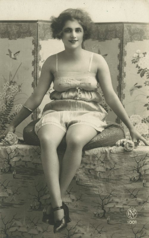 Portrett av en sittende kvinne i undertøyet (s/hv-bilde) av European Photographer