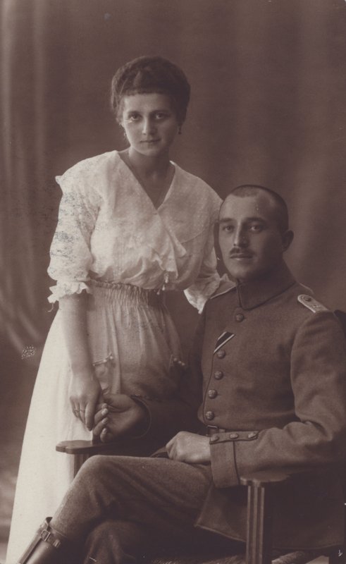 Portrett av en soldat og hans kone (s/hv-bilde) av European Photographer