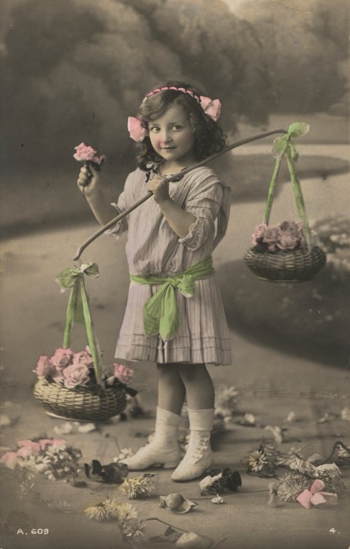 Portrett av en ung jente som bærer kurver med blomster (bilde) av European Photographer