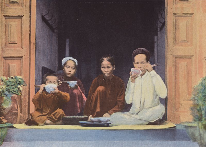 Måltid til en Annamite-familie av European Photographer