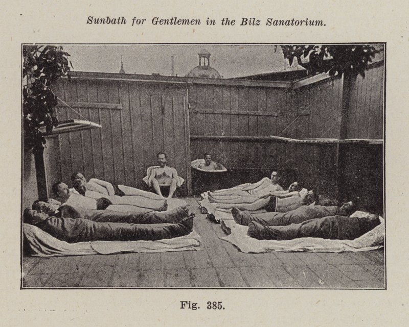 Solbad for herrer i Bilz Sanatorium (s/hvitt bilde) av European Photographer